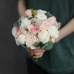 Свадебный букет диантусов, пионов, роз и озатамнуса в Краснознаменске