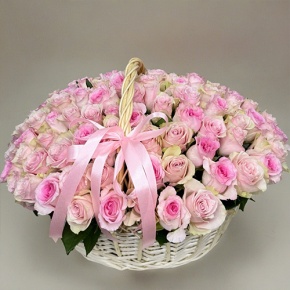 Композиция в корзине из 101 кенийской розы нежный микс (40 см) в Краснознаменске