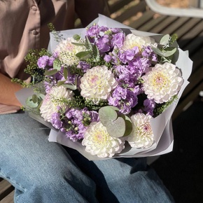 Букет "Совершенство" из георгин и ароматных маттиол в Краснознаменске