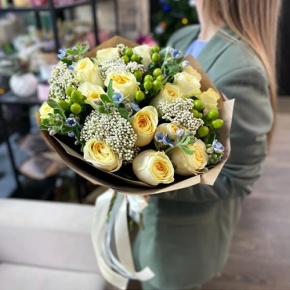 Букет "Мичиган" из пионовидных роз Баттеркап, озатамнуса, оксипеталума и гиперикума в Краснознаменске