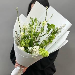 Белый букет с сиренью, ранункулюсами и тюльпанами в Краснознаменске
