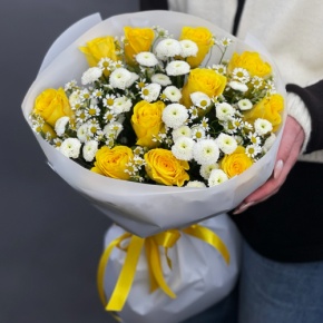 Букет "Синди" из лимонных роз, ромашек и хризантем сантини в Краснознаменске