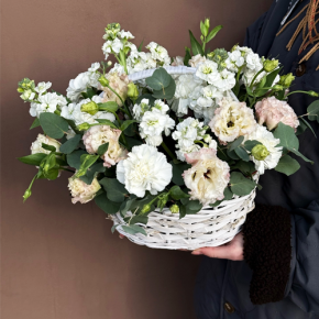 Композиция в корзине "Фея" из маттиол, диантусов, эустом и эвкалипта в Краснознаменске