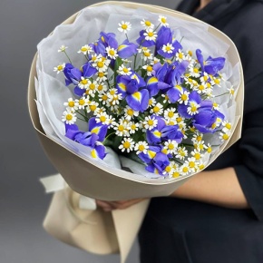 Букет из ирисов и ромашек в Краснознаменске