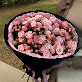 Букет из кустовых роз Бомбастик и гиперикума (50 см) в Краснознаменске