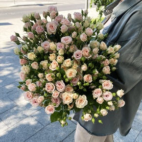 Букет из 31 кустовой розы микс (70 см) в Краснознаменске