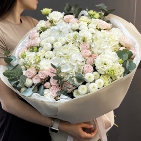 Букет "Пастелла" из кустовых пионовидных роз, Голландской Гортензии, эустомы, хризантемы Ньютон и эвкалипта в Краснознаменске