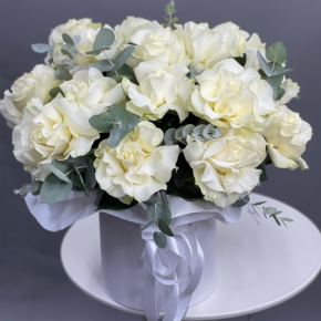 Композиция в шляпной коробке из роз Эквадор Мондиаль в Краснознаменске