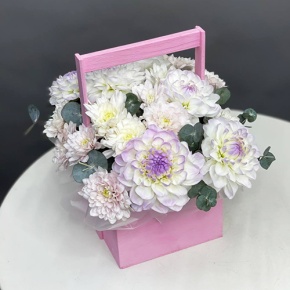 Композиция в ящике из георгин и хризантем в Краснознаменске