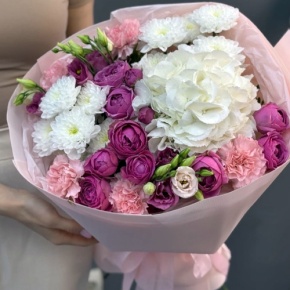 Букет "Вуаль" из хризантемы, кустовых пионовидных роз Мисти Баблз, диантусов, Голландской гортензии и эустом в Краснознаменске