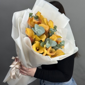 Букет из 17 оранжевых калл с эвкалиптом в Краснознаменске