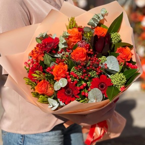 Букет "На заре" из роз, калины, скиммии, гиперикума, сафари, гербер и капса в Краснознаменске