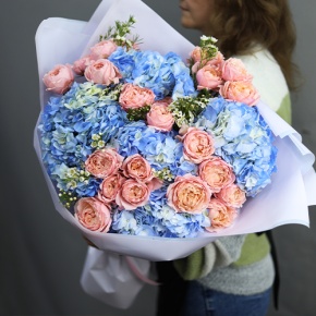 Букет "Тону в твоих глазах" из кустовых пионовидных роз Джульетта, хамелациума и гортензий в Краснознаменске