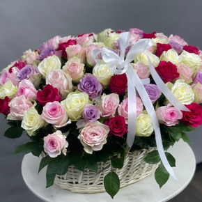 Композиция в корзине из 101 розы микс в Краснознаменске