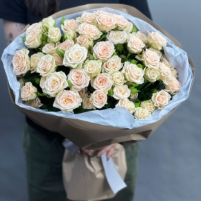 Нежный букет из 17 кремовых кустовых роз (60 см) в Краснознаменске