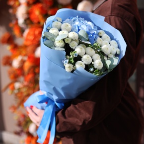 Букет "Белое небо" из хризантем Ньютон, оксипеталума и гортензии в Краснознаменске