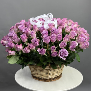 Композиция в корзине из 131 кенийской розы (40 см) в Краснознаменске