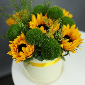 Композиция в шляпной коробке из подсолнухов и диантусов люкс в Краснознаменске