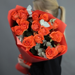 Букет из 15 морковных роз с эвкалиптом (70 см) в Краснознаменске