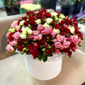 Композиция в шляпной коробке из 101 кустовой розы микс (50 см) в Краснознаменске