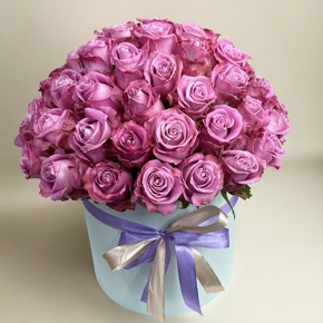 Композиция в шляпной коробке из 51 розы Меритим в Краснознаменске
