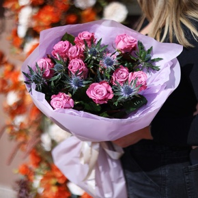 Букет "Базилио" из роз Меритим и веточек эрингиума в Краснознаменске