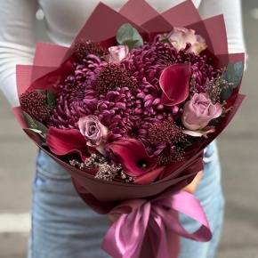 Букет "Импульс" из скиммии, калл, роз и хризантем Бигоуди в Краснознаменске