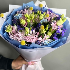 Букет "Загадка вечности" из гиацинтов, нерине, тюльпанов и оксипеталума в Краснознаменске