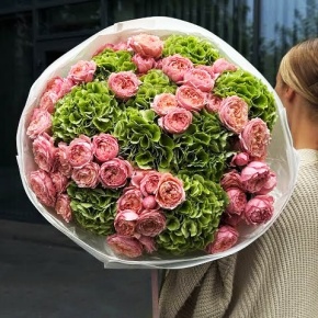 Букет "Фреш леди" из Голландских гортензий и пионовидных кустовых роз Джульетта в Краснознаменске