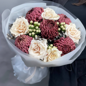 Букет "Всё что тебе касается" из хризантем Бигоуди, роз Эквадор Квиксенд и гиперикума в Краснознаменске