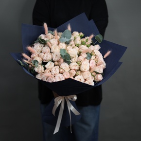 Букет "Вумен" из кустовых роз пионовидных роз Бомбастик, эвкалипта и лагуруса в Краснознаменске