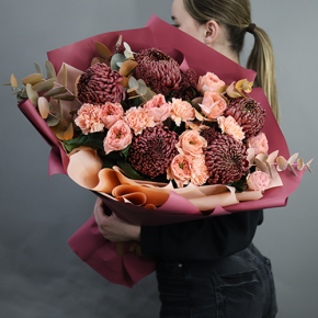 Букет "Осенний блюз" из хризантем Бигоуди, диантусов, скиммии и роз Риджентс парк  в Краснознаменске