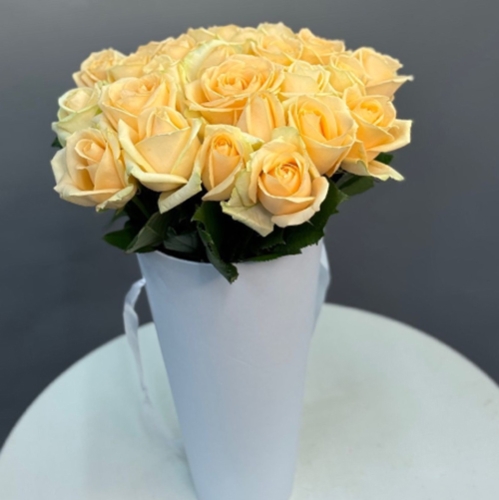 25 кремовых роз в конусе в Краснознаменске
