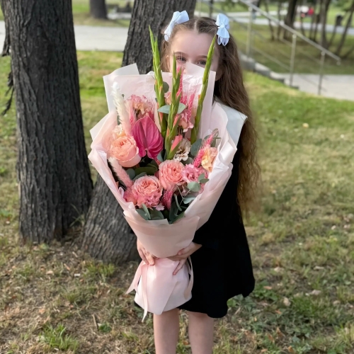 Букет на 1 сентября с гладиолусами, розами и антуриумом в Краснознаменске