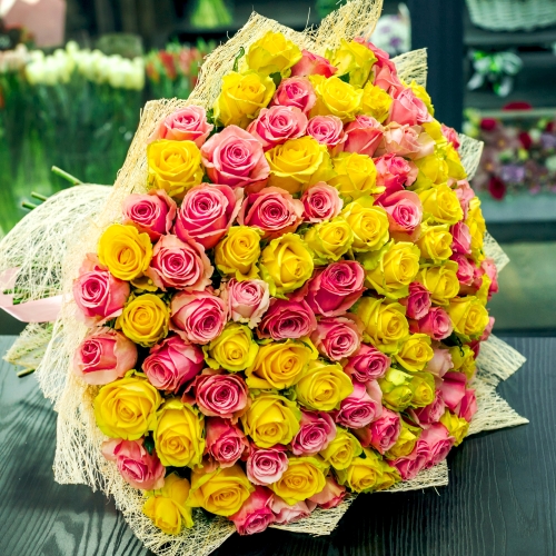 Букет из 101 розовой и лимонной розы (50 см) в Краснознаменске
