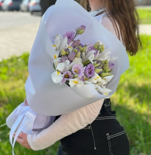 Букет "Вива ла дива" из эустом и ирисов в Краснознаменске