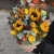 Композиция в сумке "Тональность" из подсолнухов, калл, ягод вибирнума, лимонных роз, скиммии и орхидеи в Краснознаменске