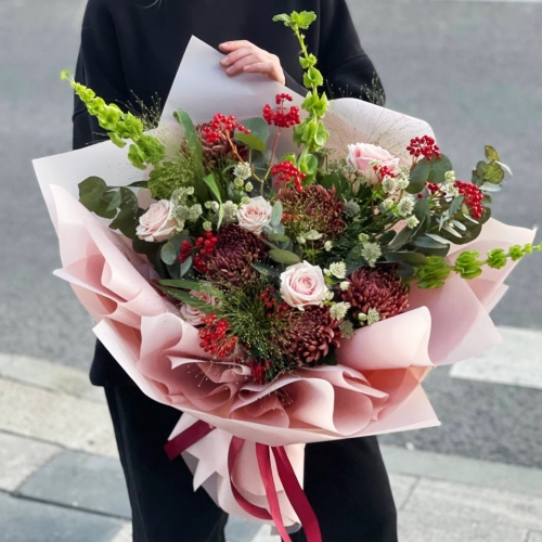 Букет "Вернисаж" из калины, хризантем Бигоуди, молюцеллы, паникума, роз и астранции в Краснознаменске