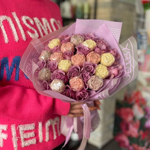 Букет из роз и шоколадных пионов в Краснознаменске