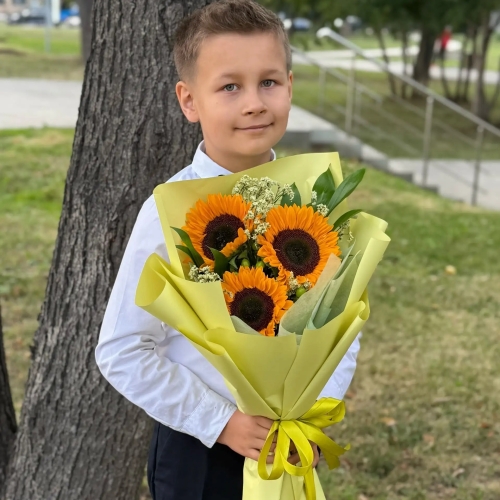 Букет на 1 сентября из 3 подсолнухов и лимониума в Краснознаменске