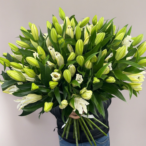 Объемный букет из 27 ароматных белых лилий в Краснознаменске