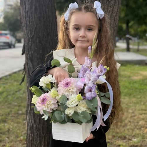 Композиция с георгинами на 1 сентября в белом ящике в Краснознаменске