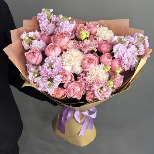 Букет "Амели" из ароматных маттиол, пионовидных кустовых роз Джульетта  эустом и диантусов в Краснознаменске