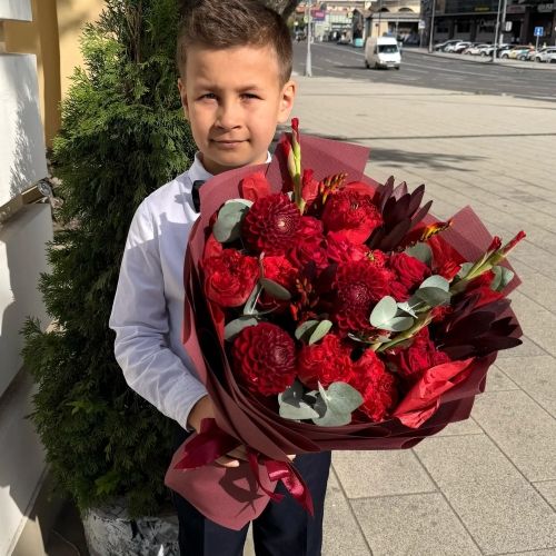 Букет с георгинами, розами и леукадендроном в Краснознаменске