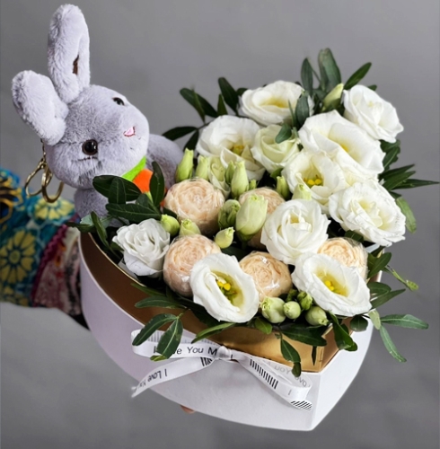 Композиция в коробке сердца из шоколадных пионов и эустом в Краснознаменске