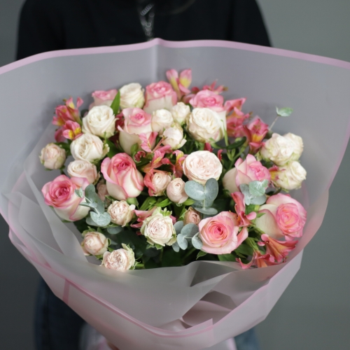 Букет "Розовый фламинго" из роз, альстромерии и эвкалипта в Краснознаменске